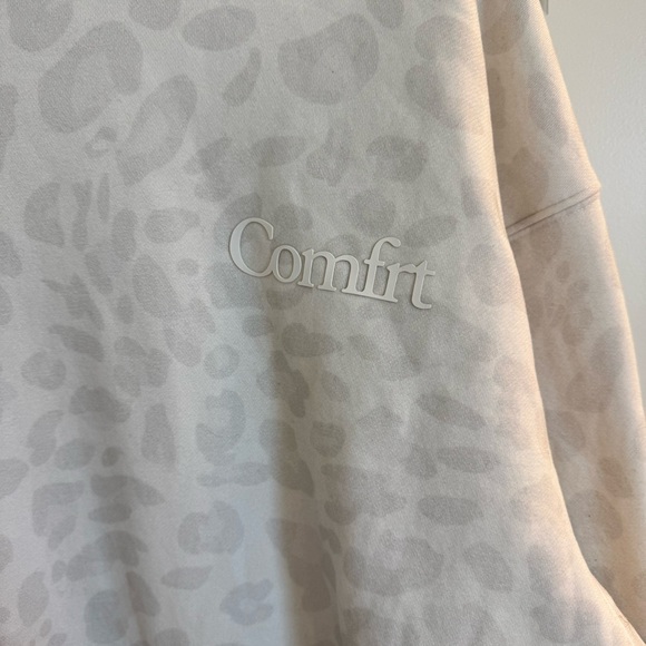 Comfrt Minimalist Snow Leopard Hoodie - Picture 2 of 4